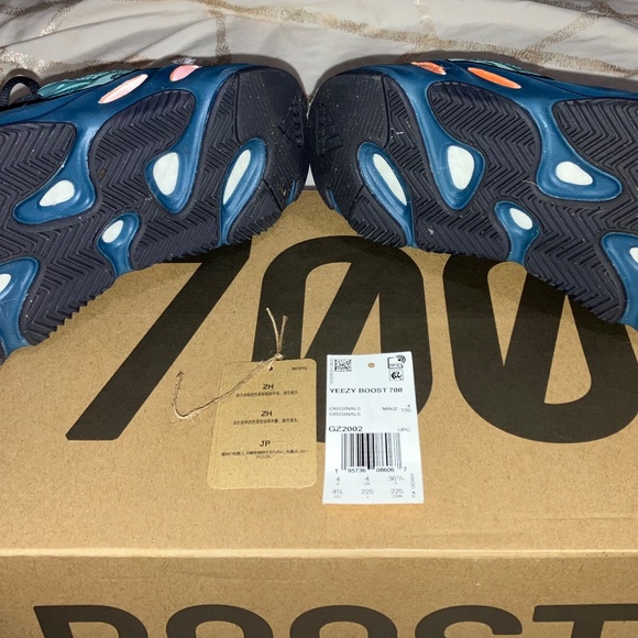 Adidas Yeezy Boost 700 Faded Azure - Picture 8 of 8